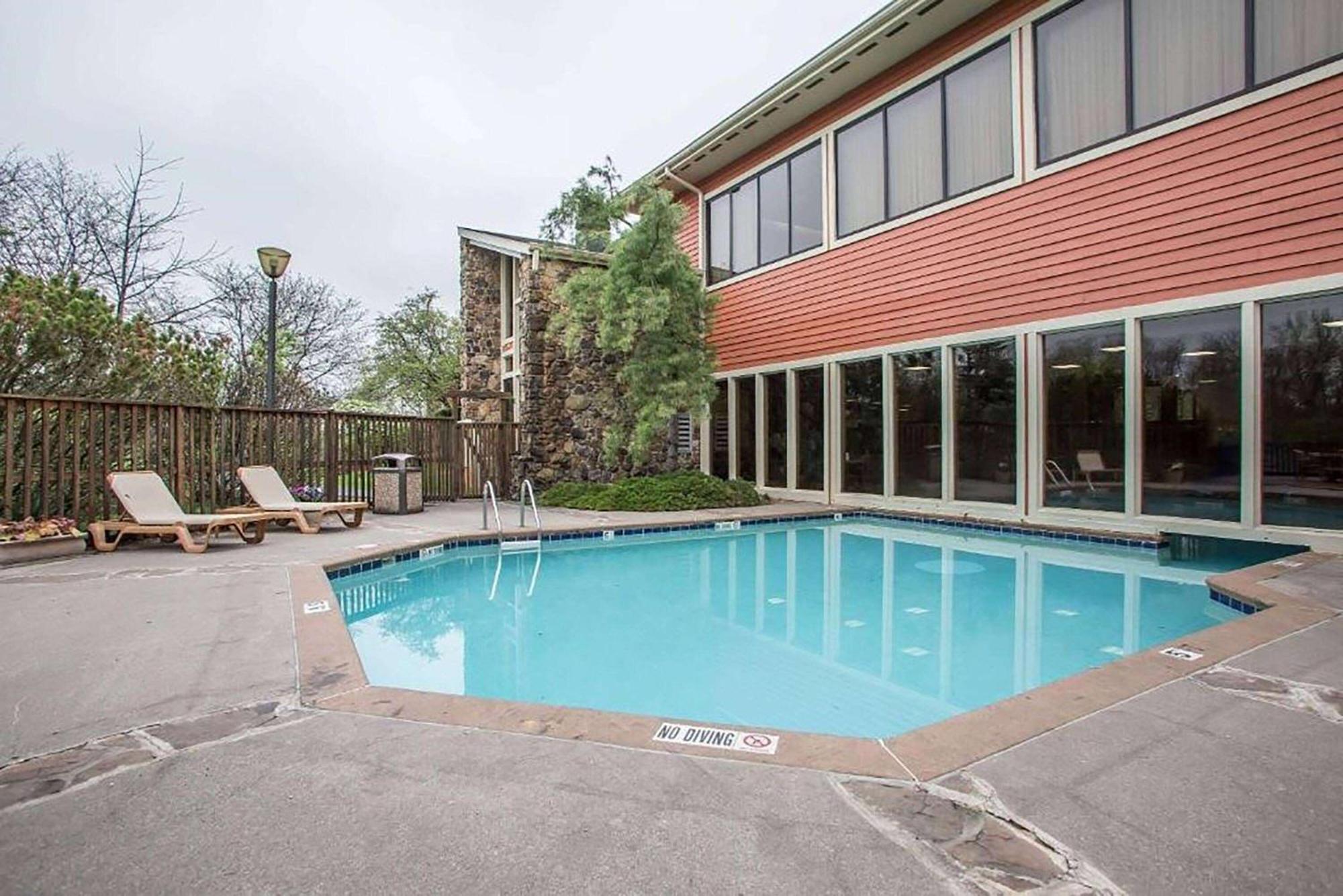 Howard Johnson By Wyndham Merrillville Exterior photo